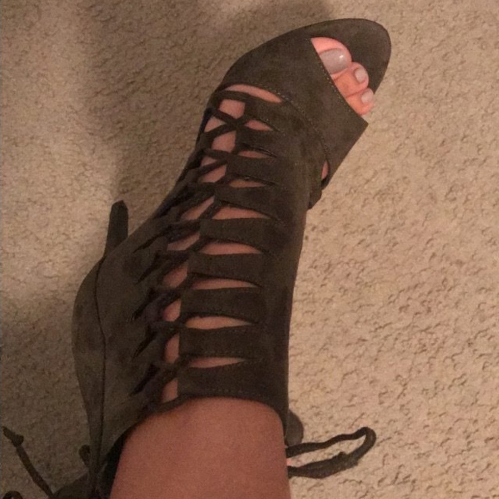 Dark green G by Guess heels- Like New